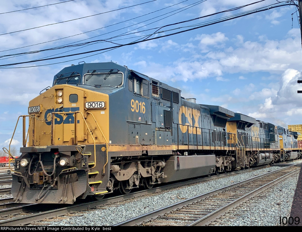 CSX 9016 on I009